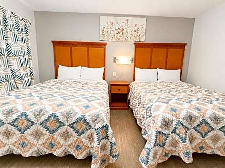 2 Queen Beds with Kitchenette