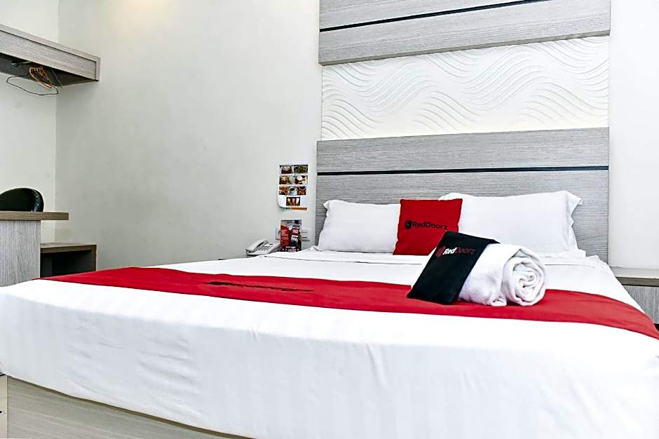 Reddoorz Plus near Makassar Town Square