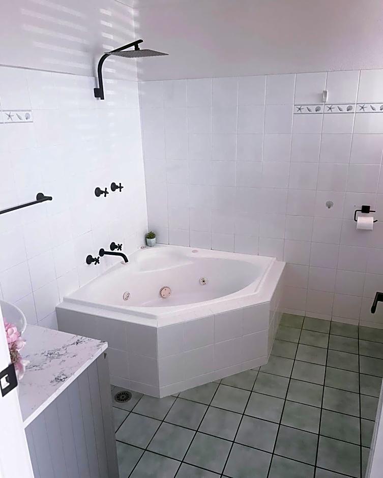 Nautilus Hamptons Style Luxury Beach Apartment Merimbula