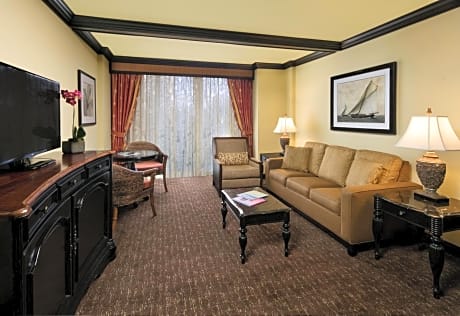 Superior King Suite with Partial View 