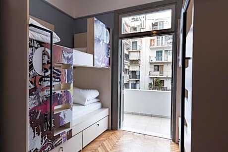 Bed in 6-Bed Mixed Dormitory Room with Ensuite Bathroom