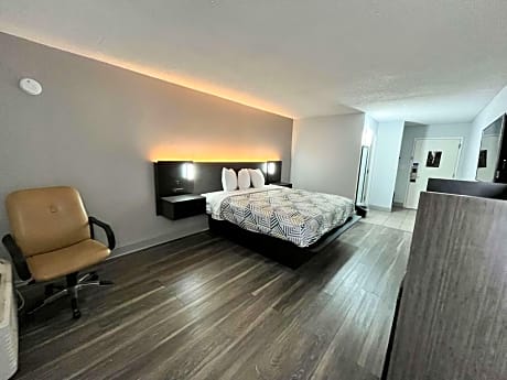 King Room with Roll-in Shower - Disability Access - Non-Smoking