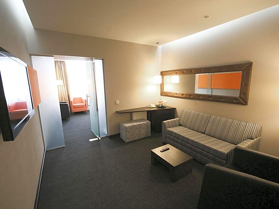 City Park Hotel by CHM