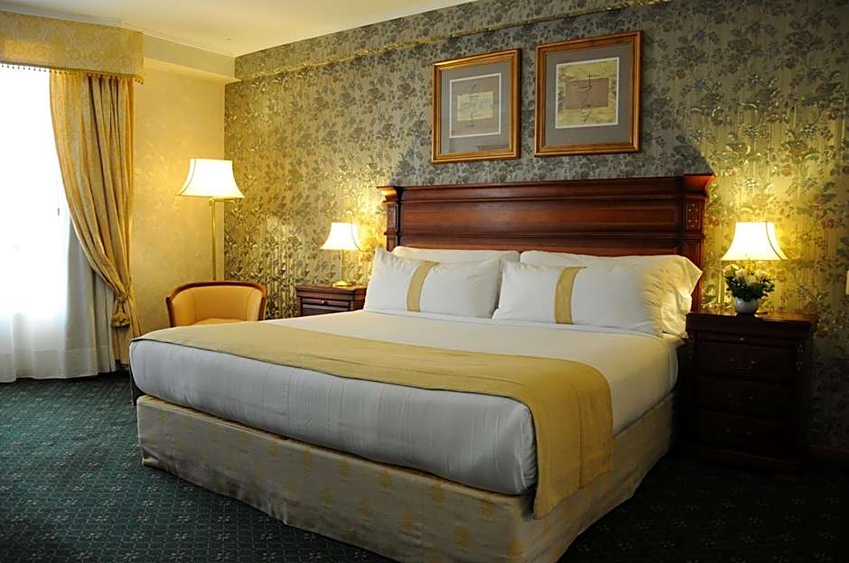 Photo 1 of 5 of Deluxe 1 King Bed