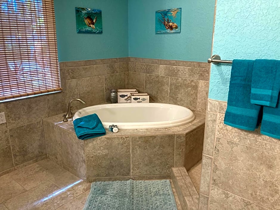 3Gulls Inn Ozona-Boutique Hotel-Steps from Restaurants & Brewery-SwimSpa Pool-Pet Friendly