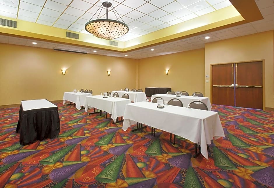 DoubleTree by Hilton Austin, MN