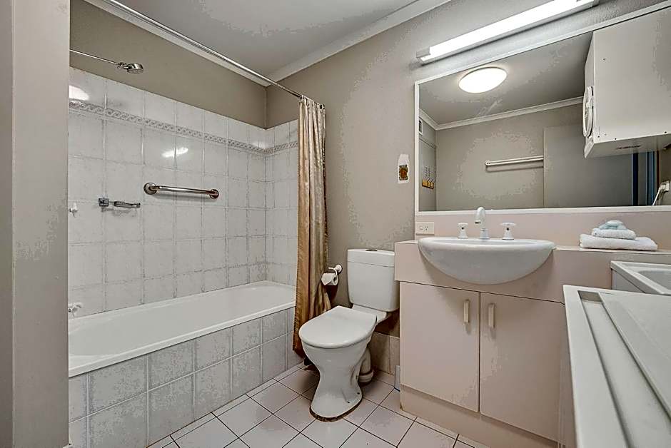 Horizons 201 - Lake Front Studio l Pool l Tennis Court l Bar l WiFi