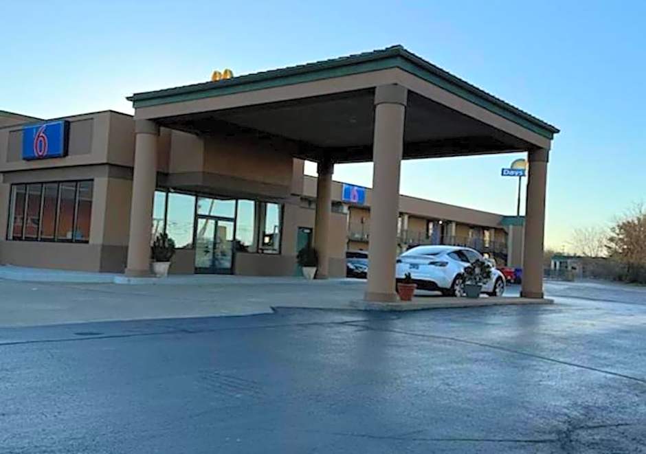 Motel 6-Clarksville, TN