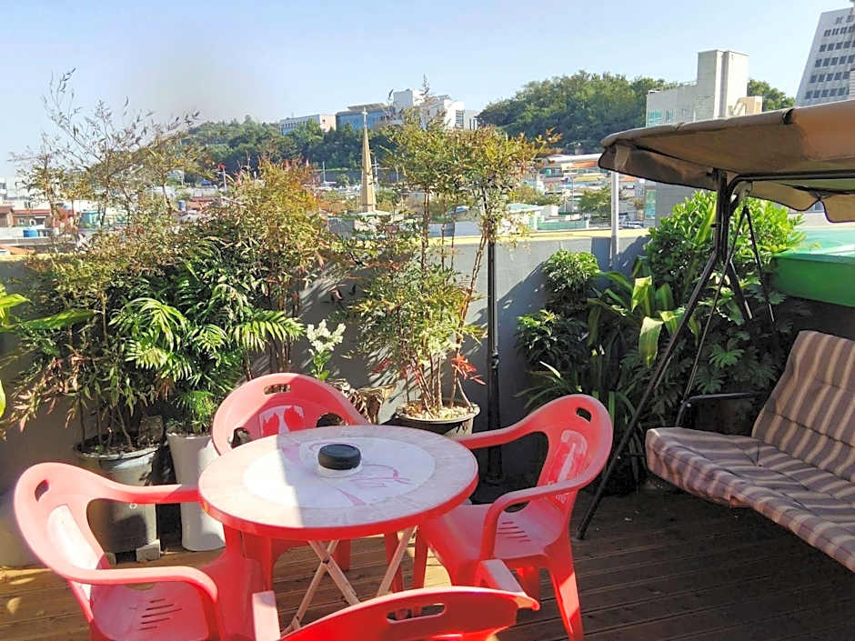 Backpackers In Yeosu