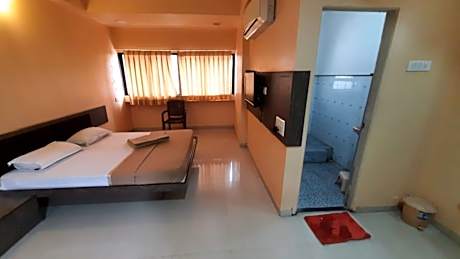 Sugandha Lodge, Solapur