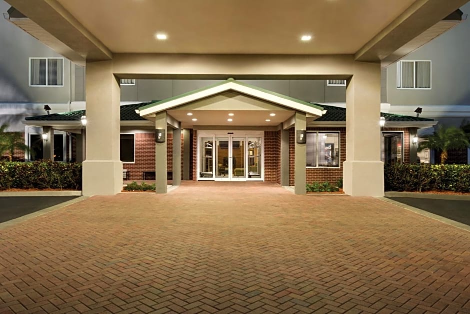 Country Inn & Suites by Radisson, St. Petersburg - Clearwater, FL