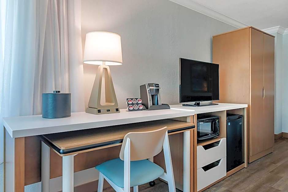 Dolphin Sands Clearwater Beach, an Ascend Collection Hotel