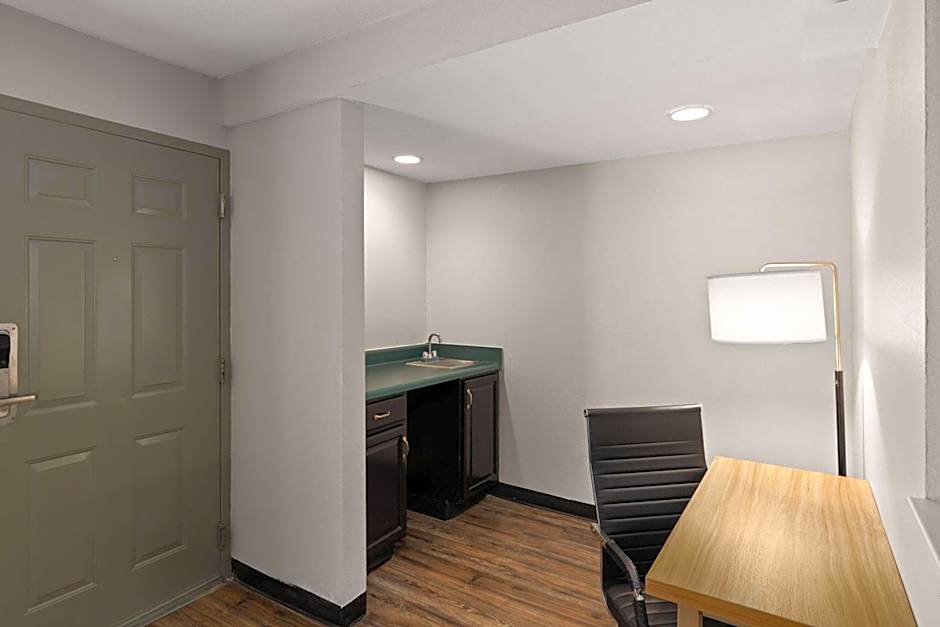 Days Inn by Wyndham Clarksville North