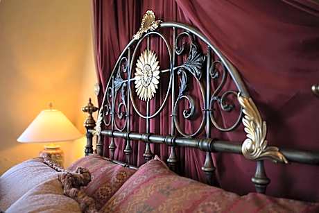Georgian Estate Guestroom