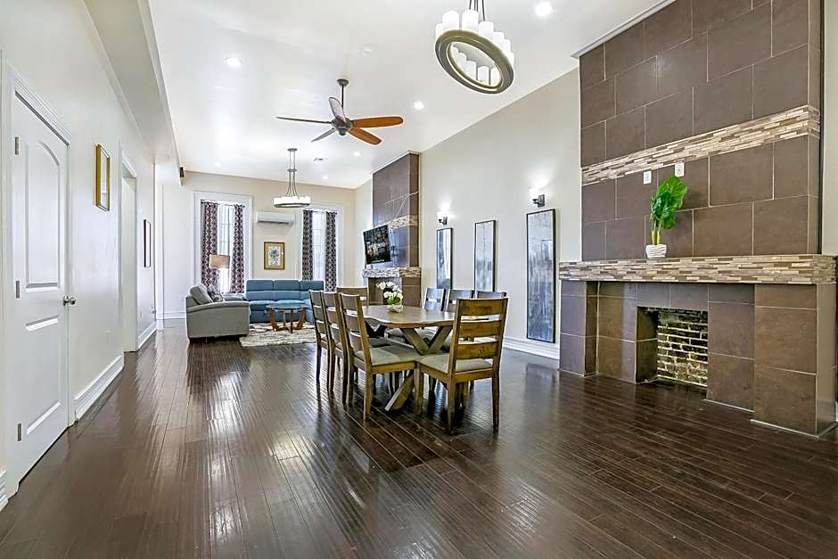 Stylish 4BR condo in Downtown by Hosteeva