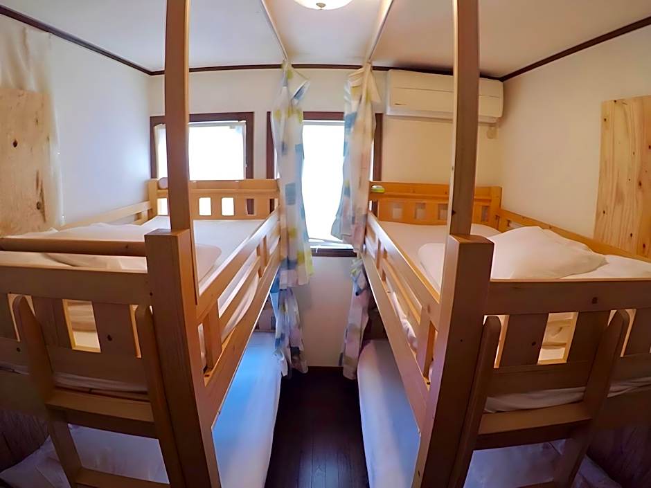 Iza Kamakura Guest House And Bar