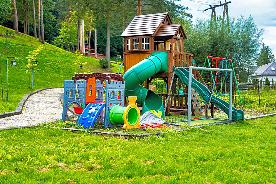 Przystań nad Sanem z widokiem na góry i rzekę