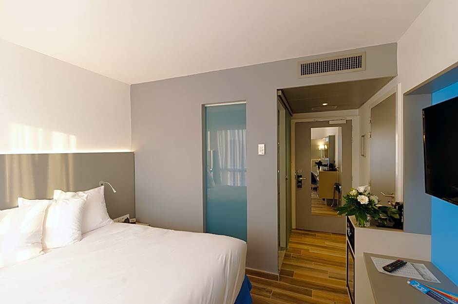 Photo 1 of 9 of Confort Triple Room