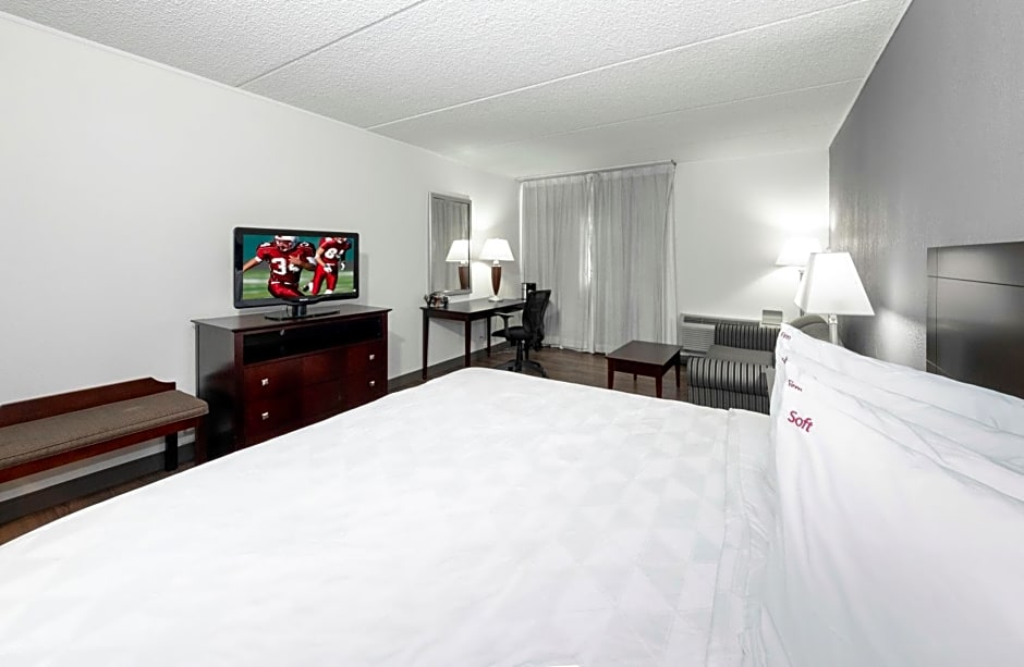 Red Roof Inn PLUS Newark Liberty Airport - Carteret