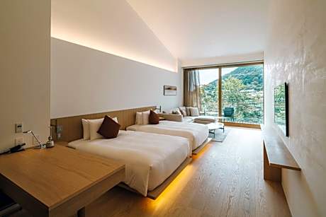 Premier Corner Twin Room with River View