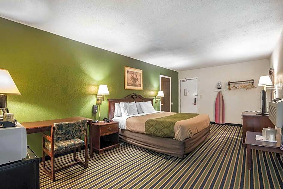 Photo 1 of 5 of 1 King Bed, Nonsmoking