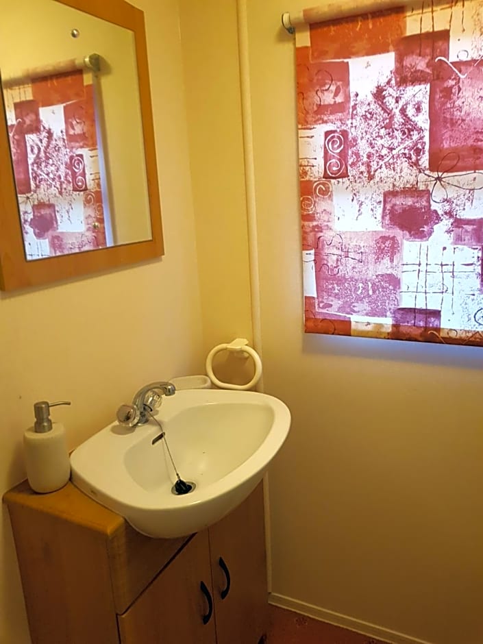 the jackdaw pub SELF CATERING STATIC CARAVAN free breakfast supplied