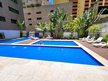 Lindo Flat Capitania Varam , WI FI , 2 aparelhos de ar condicionado , serviço de praia , enorme sacada com vista ao mar e telas de proteção para as crianças , 3 piscinas