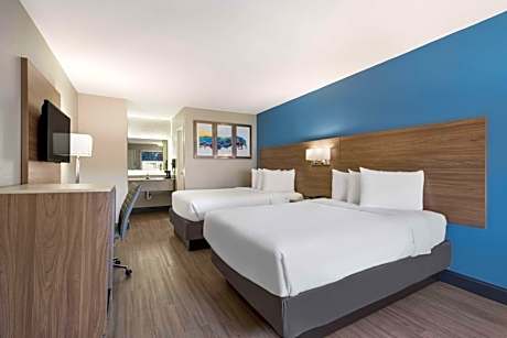 2 Double Beds Smoking Room Microwave And Refrigerator Full Breakfast