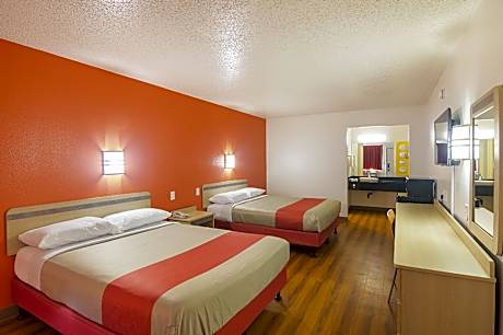 2 Queen Beds | ADA/Roll-In Shower