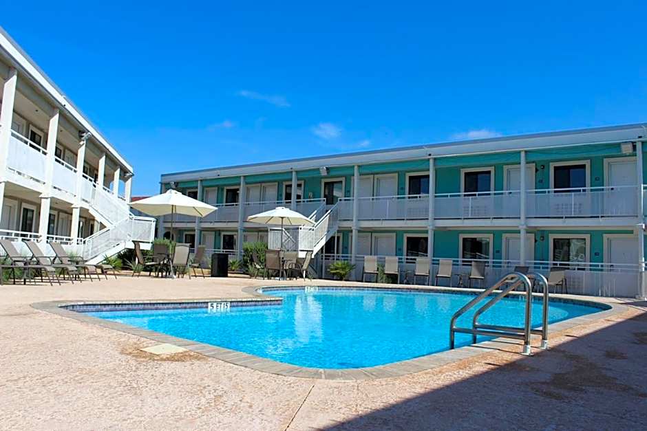 Spanish Trails Inn - Laredo Hotel