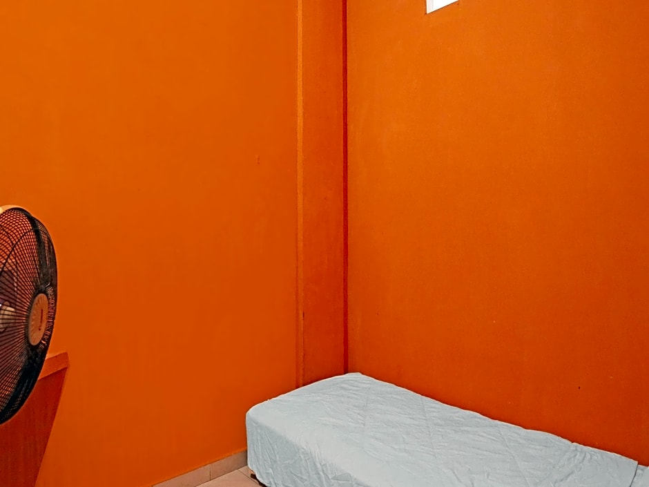 SPOT ON 92569 Anto Homestay SyariahNearPelabuhan Feri Harbor Bay