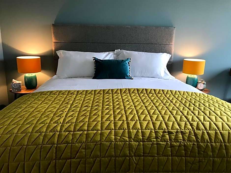 Stones Luxury B&B with hot tub and self-contained rooms