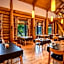 Log Hotel The Maple Lodge