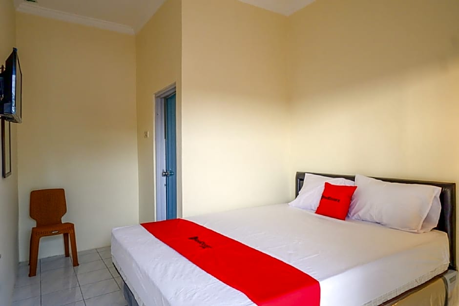 RedDoorz near GOR Satria 3