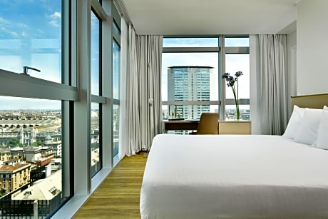 Deluxe Three-Bedrooms Apartment