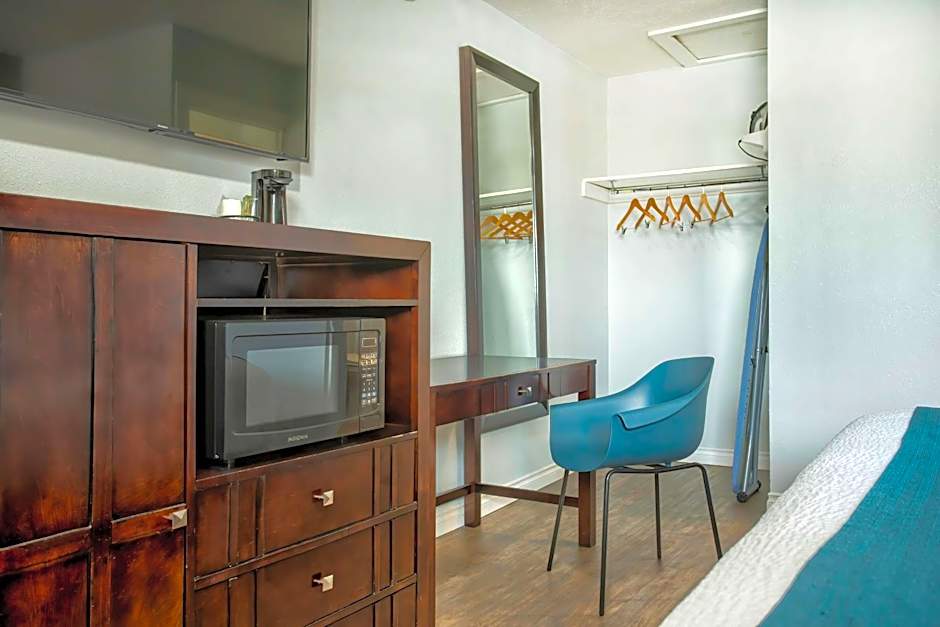 Studio 6 Suites - Albany, OR