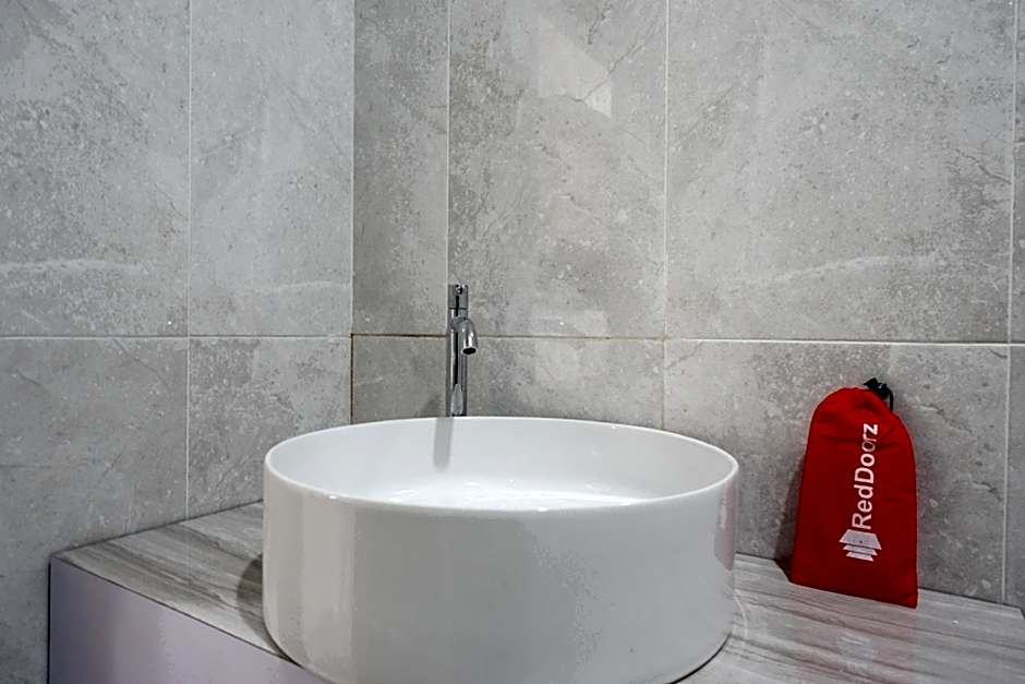 RedDoorz near Mutiara SIS Al Jufrie Airport Palu 2