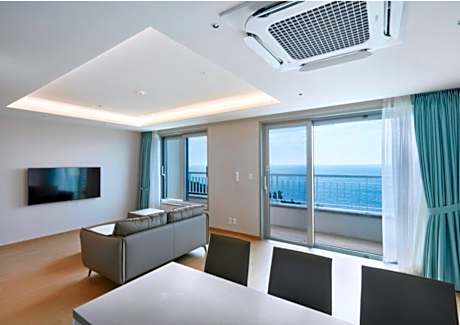 Suite Premier Room with Breakfast for 2 and Aquana Pool Access for 2
