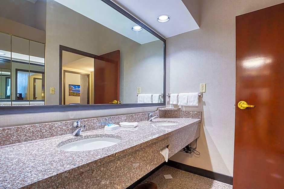 Drury Inn & Suites St. Louis Fairview Heights