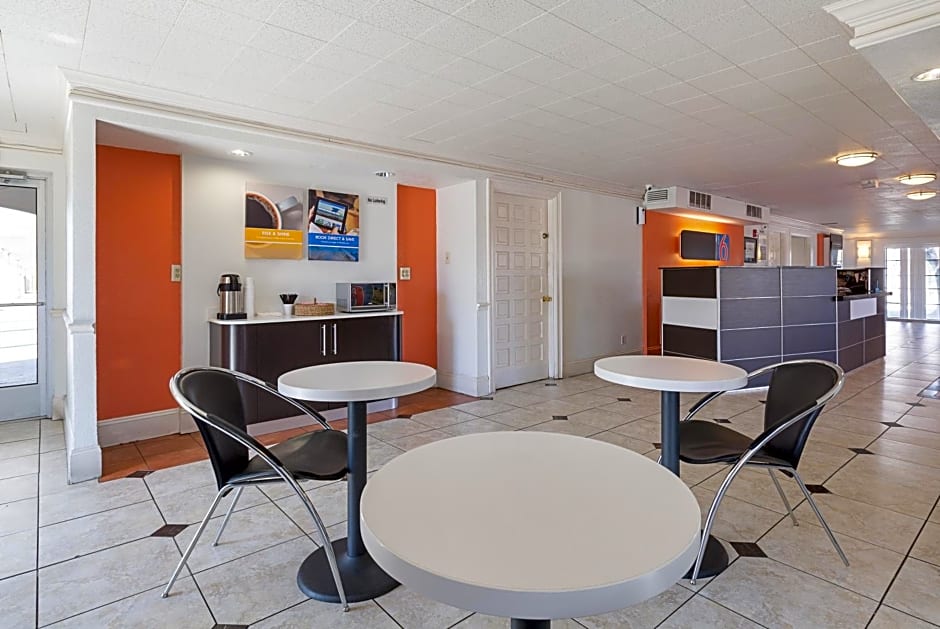 Motel 6 Dallas Market Center
