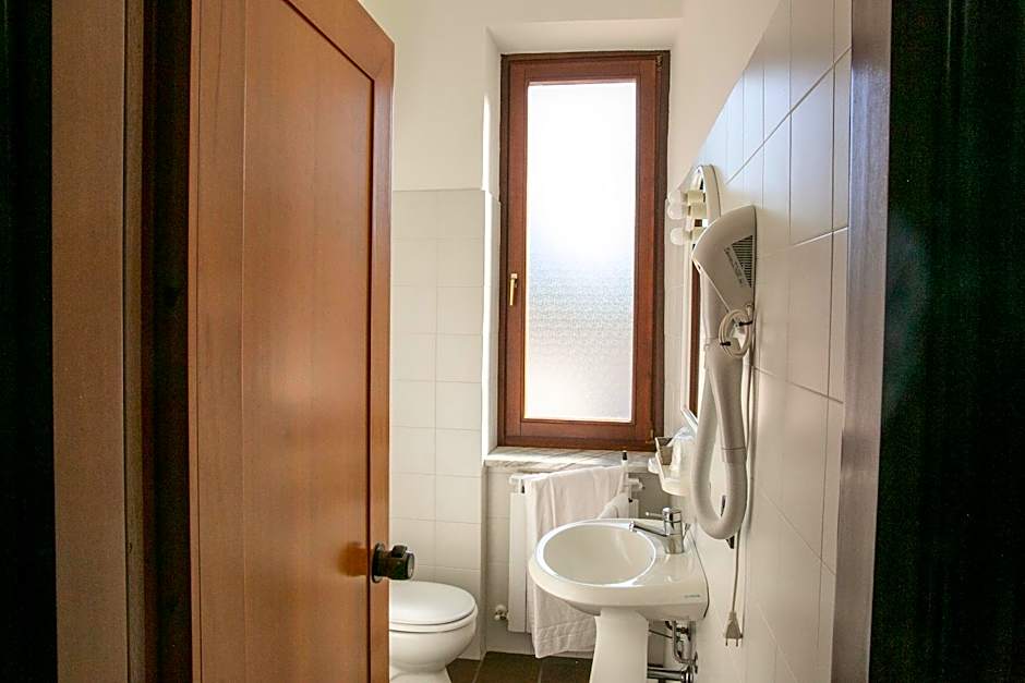 La Villetta Food & Drink Rooms for Rent - No Reception -