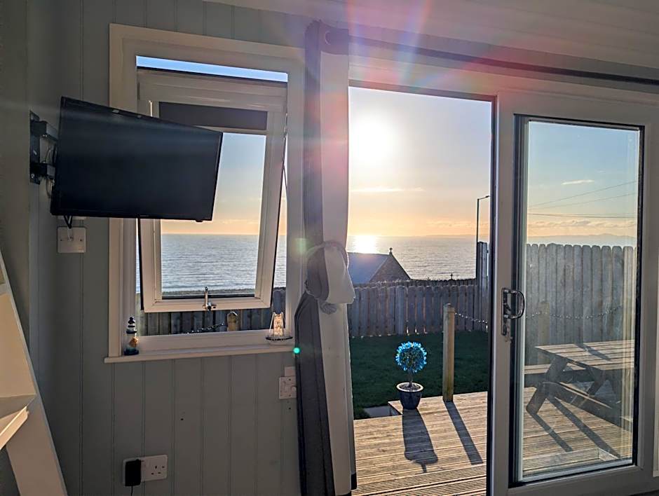 Allibella Shepherds Hut, Amazing Seaview, Private garden, Pet Friendly