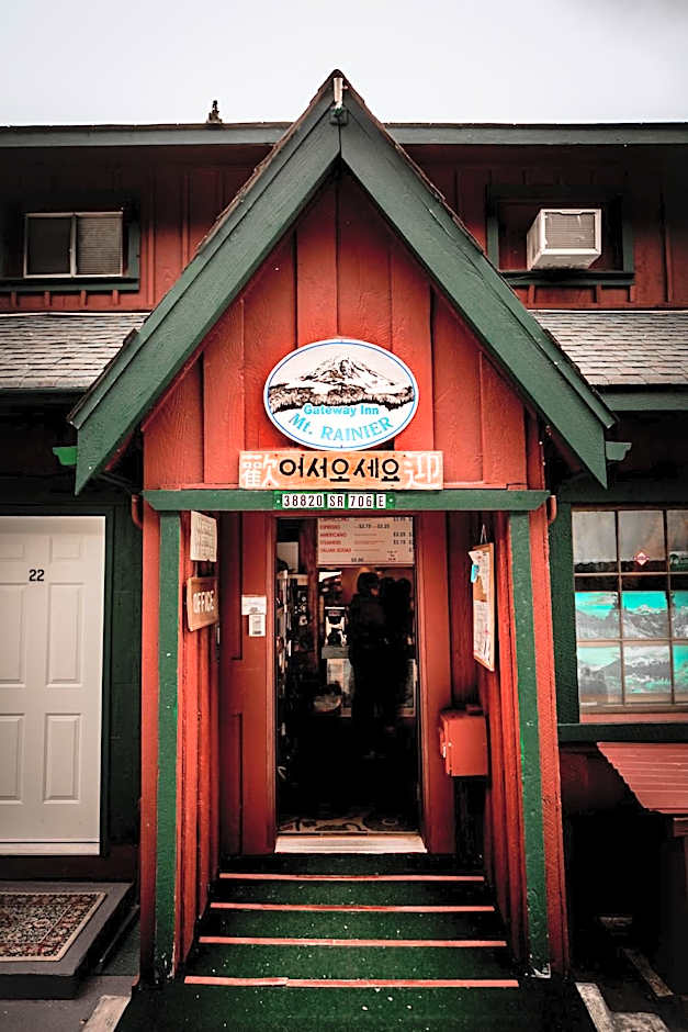 Gateway Inn & Cabins