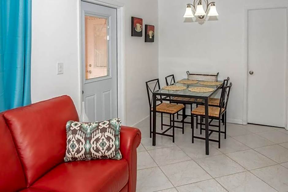 Aloha Apartments On the Intracoastal-Walk to the Beach