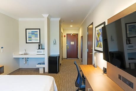 King Room with Roll-In Shower - Disability Access