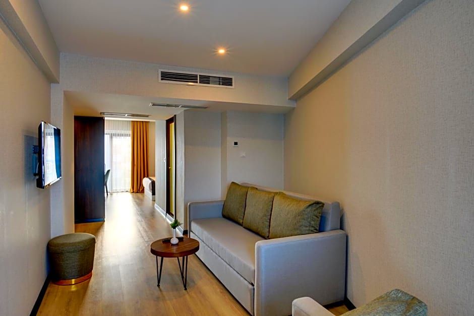 LEO SUITES HOTEL