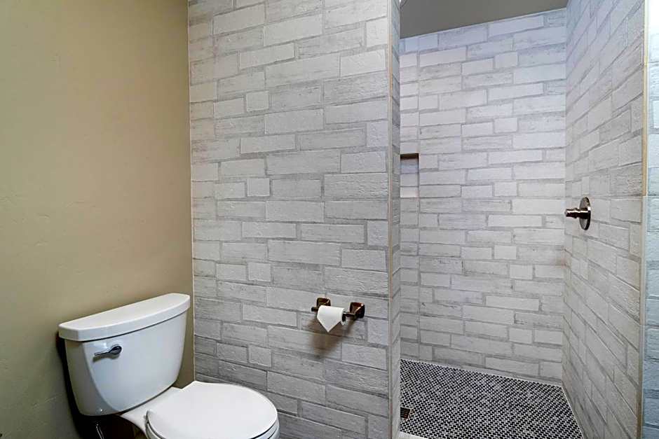 Ski Inn Taphouse Hotel