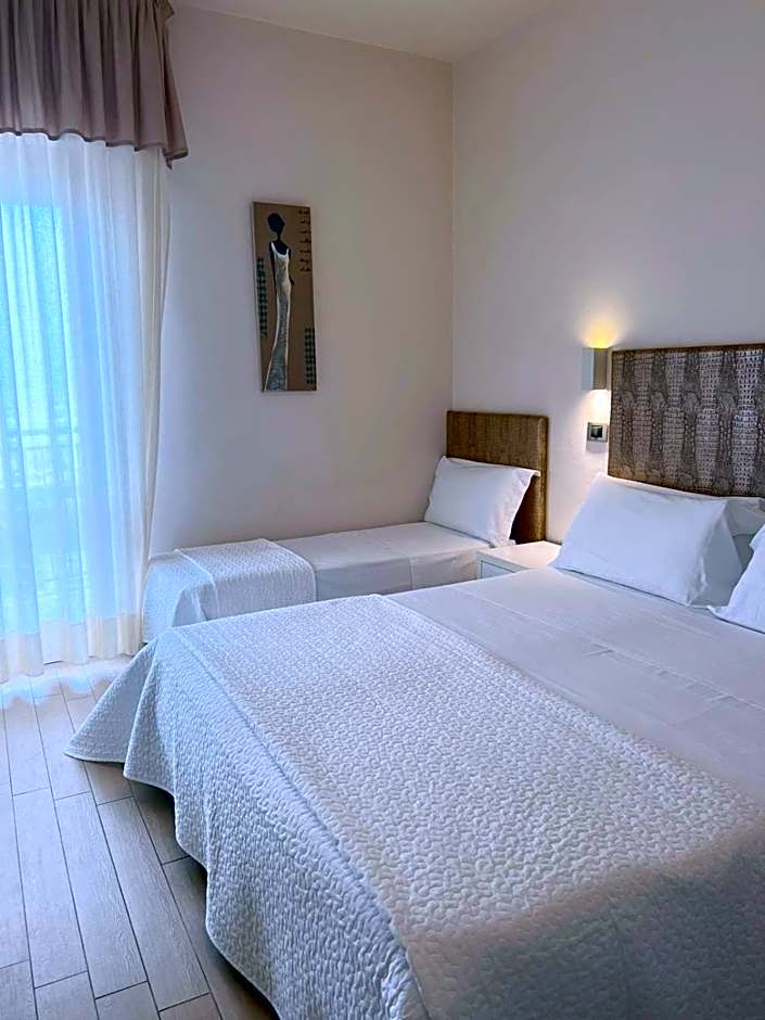 Hotel Soraya - Spiaggia Sawasdee with Beach, Restaurant & Parking