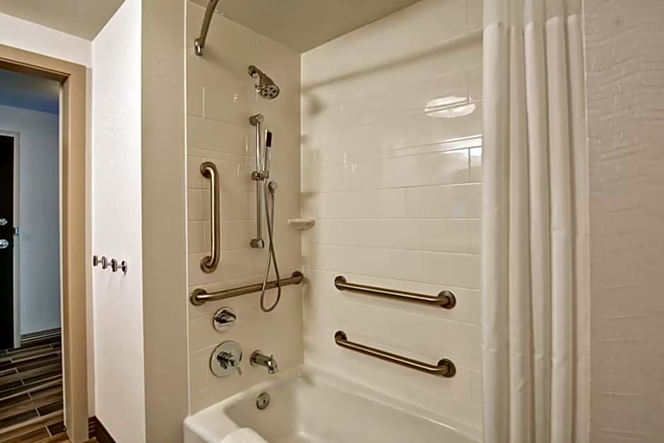 Photo 1 of 3 of 2 Queen Beds, Mobility Accessible, Bathtub