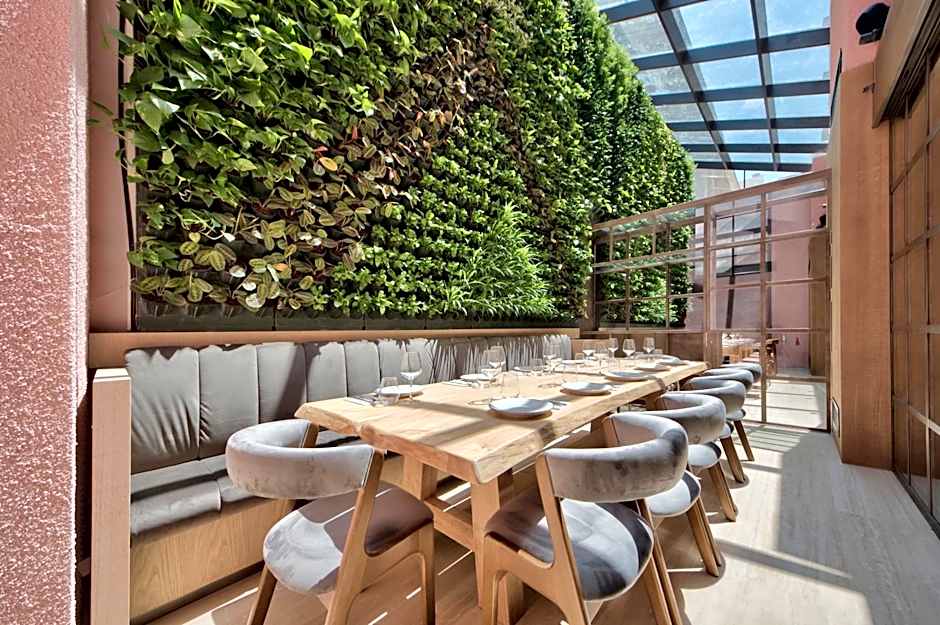 Land's End, Boutique Hotel